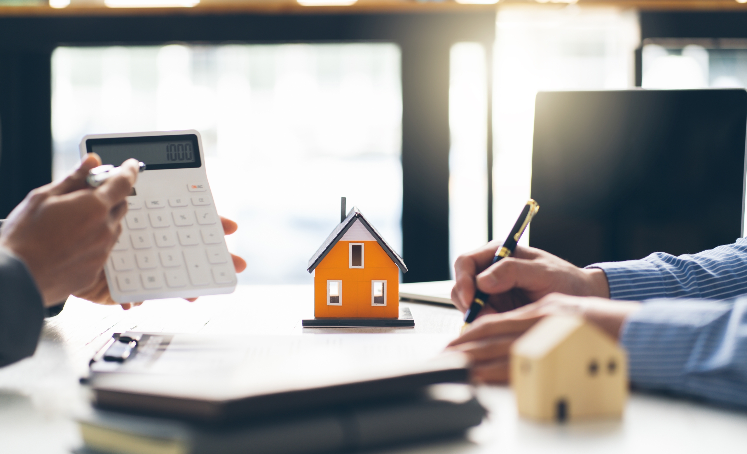 A mortgage broker is explaining how switching to a fortnightly repayment will help a home loan borrower save on interest.